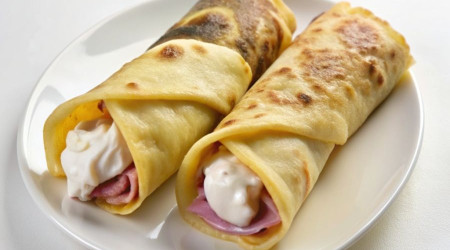 Блины с сыром и ветчиной (подается со сметаной) 2 штуки.