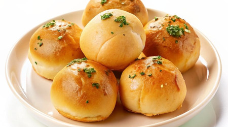 Булочка с чесноком 5 штук.