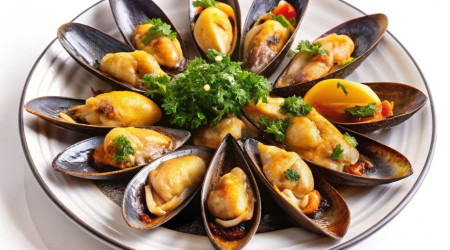 Мидии запеченные в ракушках.