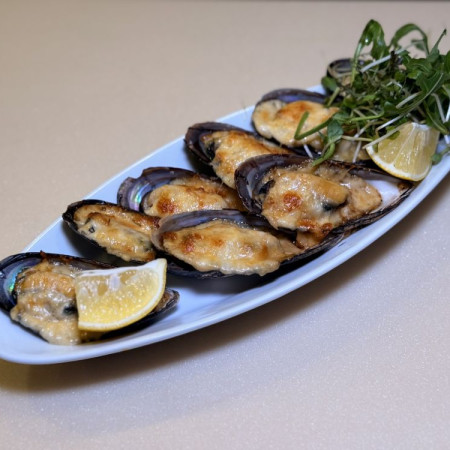 Мидии запеченные в ракушках.