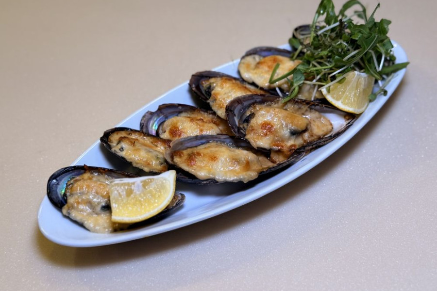 Мидии запеченные в ракушках.