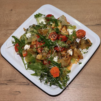 Салат с хрустящими баклажанами и помидорами