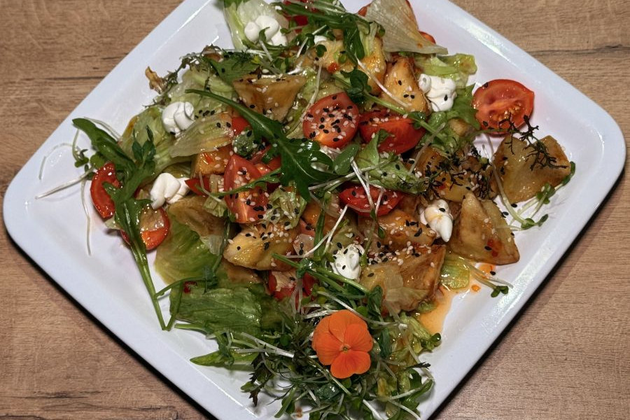 Салат с хрустящими баклажанами и помидорами