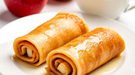 Блины с яблоком и корицей (подаются со сметаной) 2 штуки 